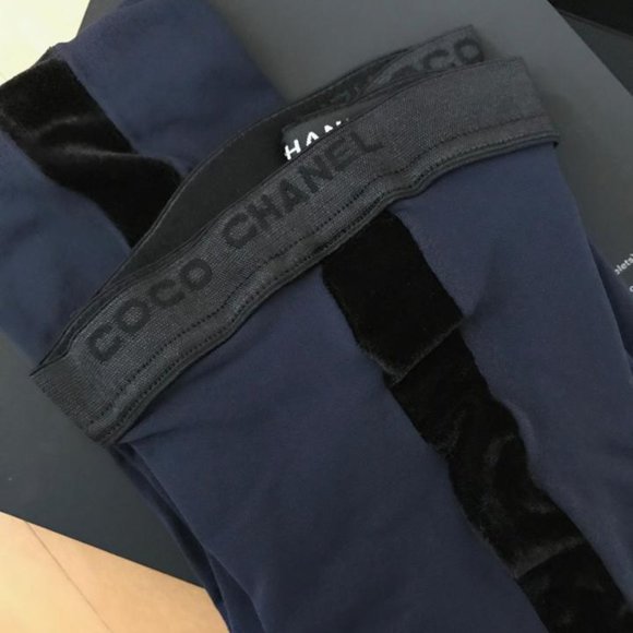 Gucci Gloves scarf, Chanel tights, Mulberry bag - Picture 3 of 16